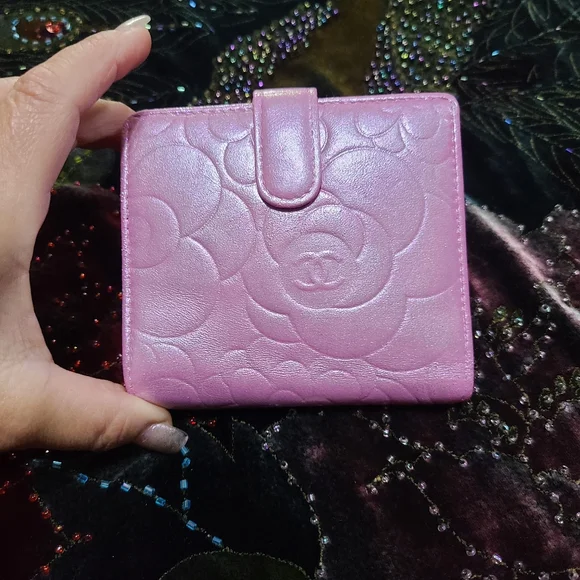 Chanel Camelia Iridescent Wallet - Picture 9 of 17
